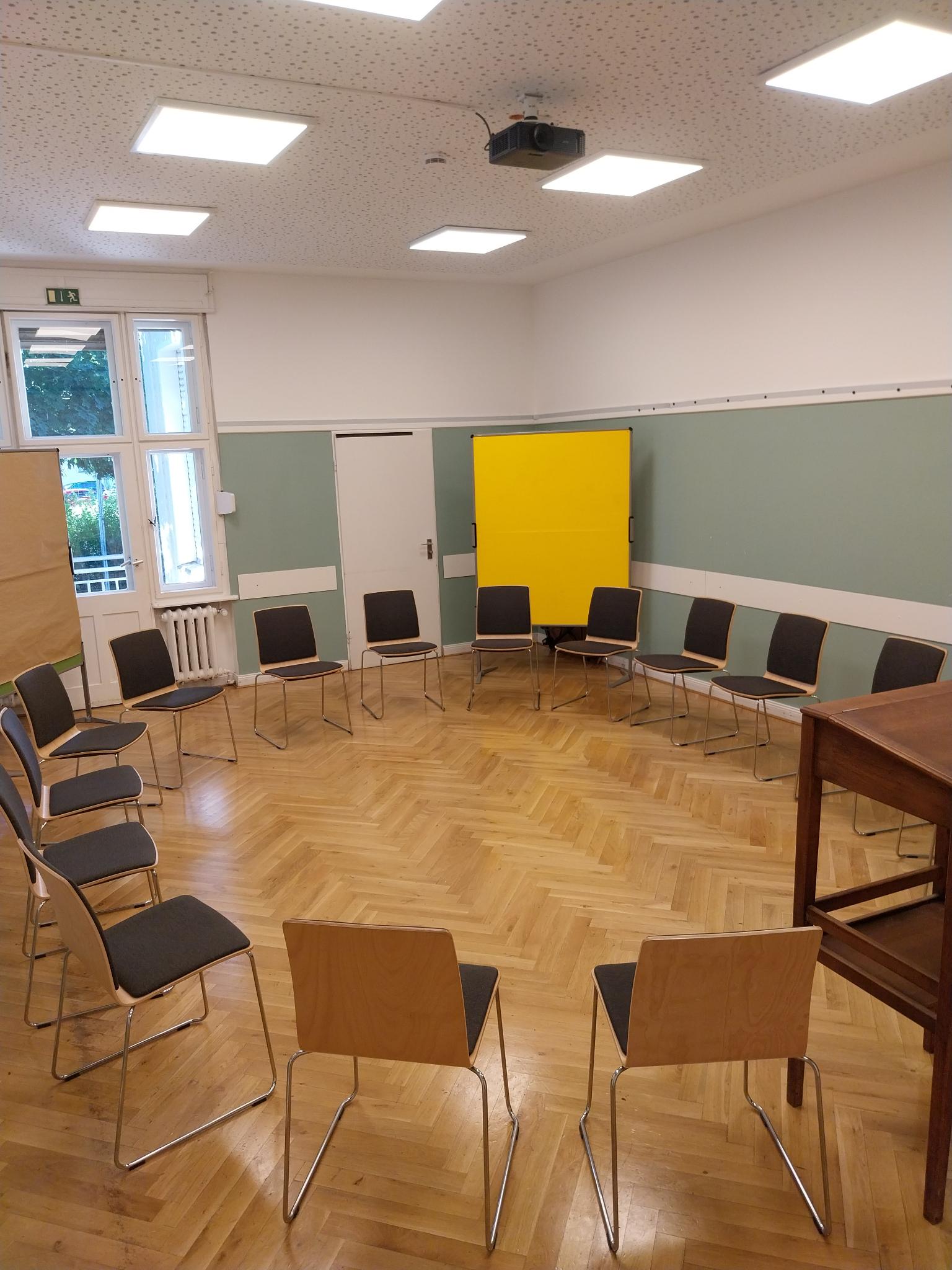 Seminarraum1 Stuhlkreis seitlich